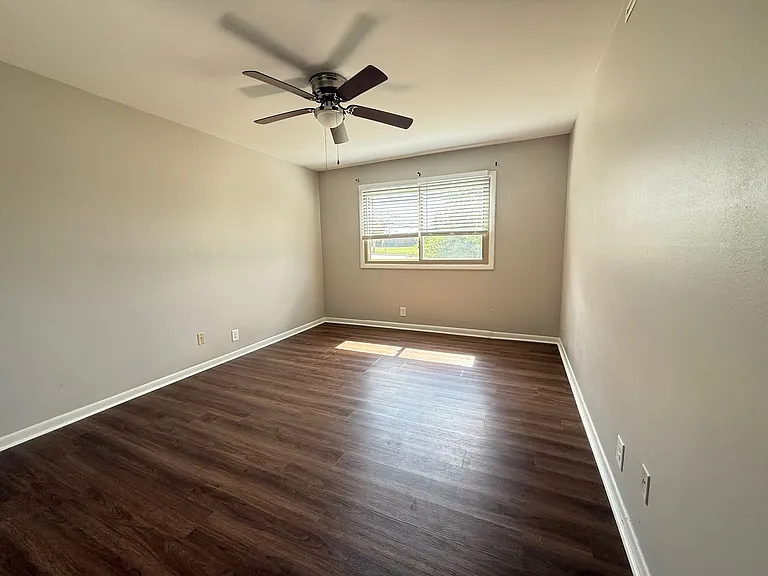 Executive House Apartments — Photo 43