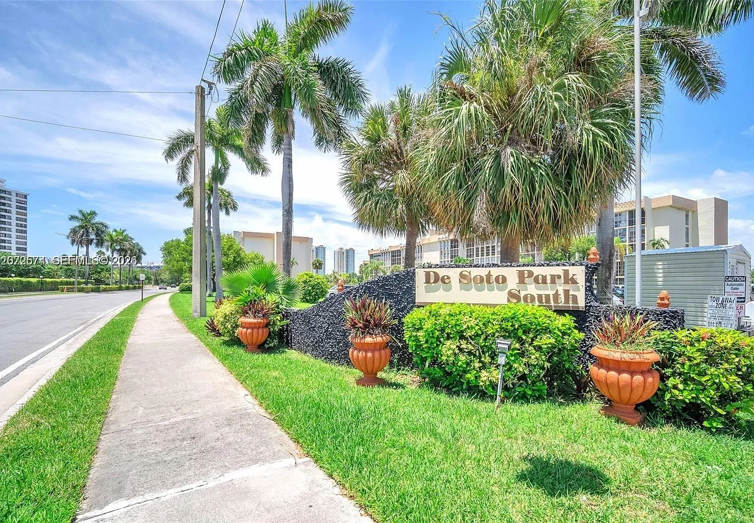 Desoto Park Condo — Photo 2
