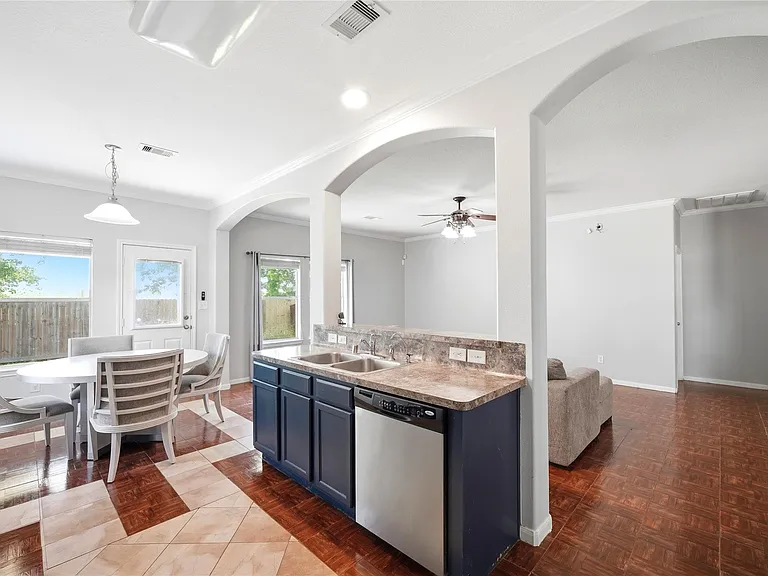 1707 N Highlands Xing — Photo 24