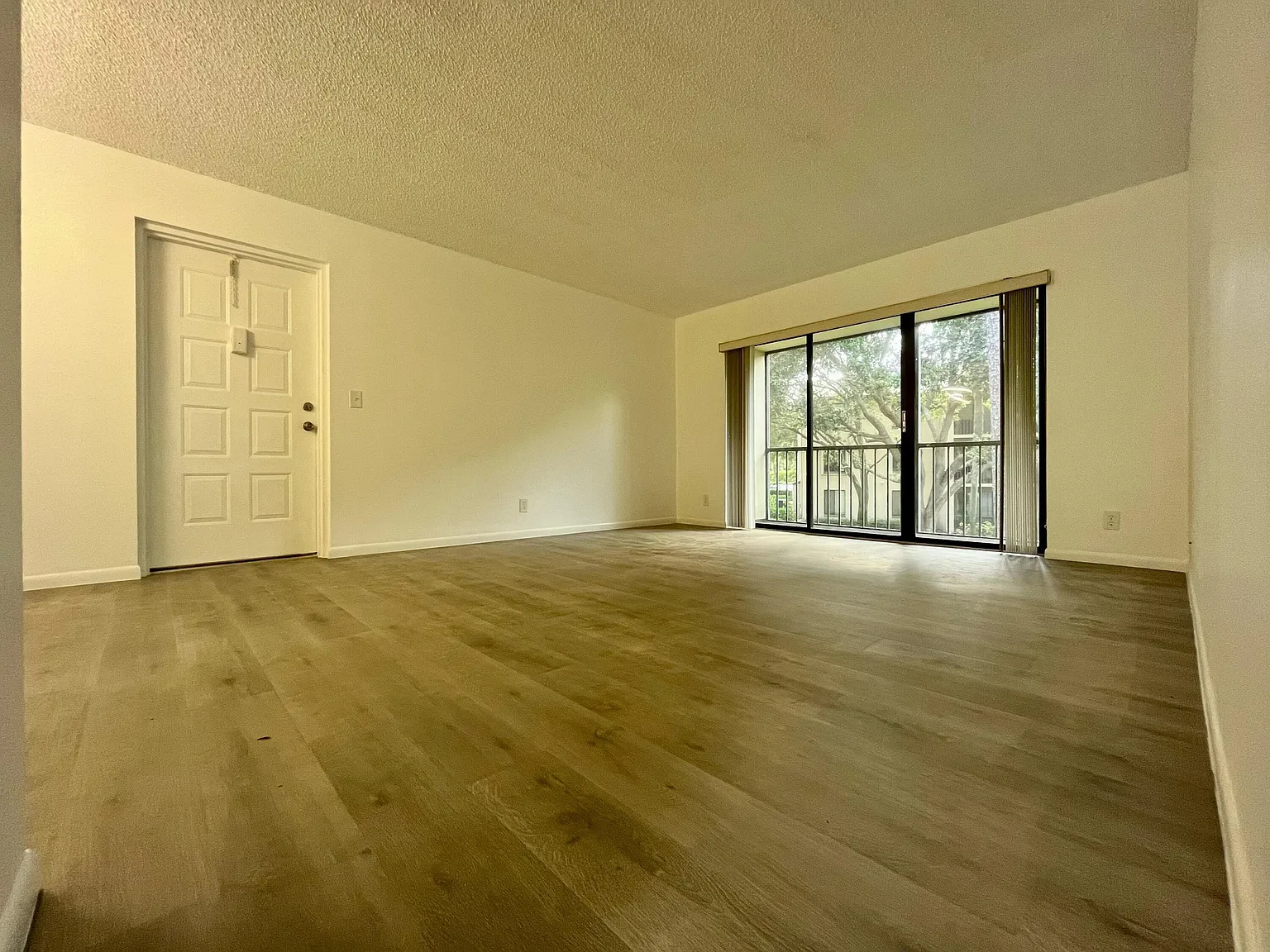 2 bed, 2.0 bath, 1005 sqft, $1,750 — Photo 2