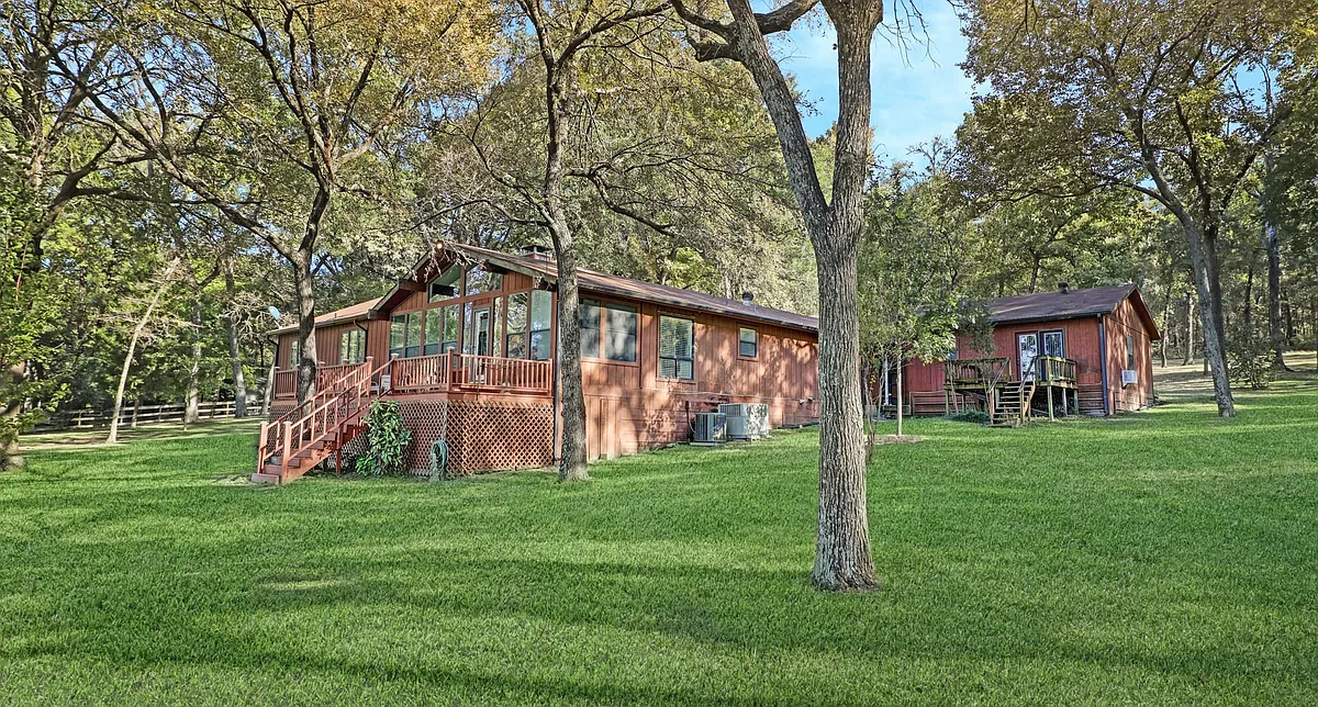 Building Photo - 11090 Lakeside Dr