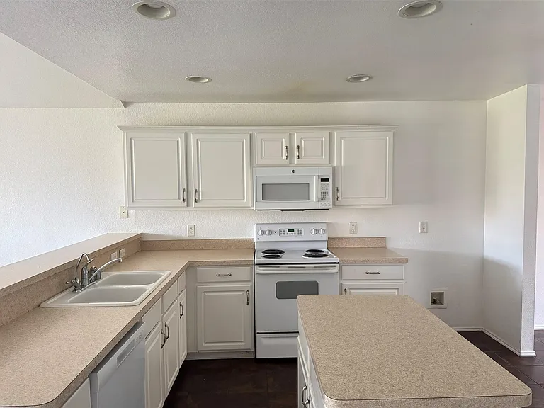 1557 Chivalry Ln — Photo 6