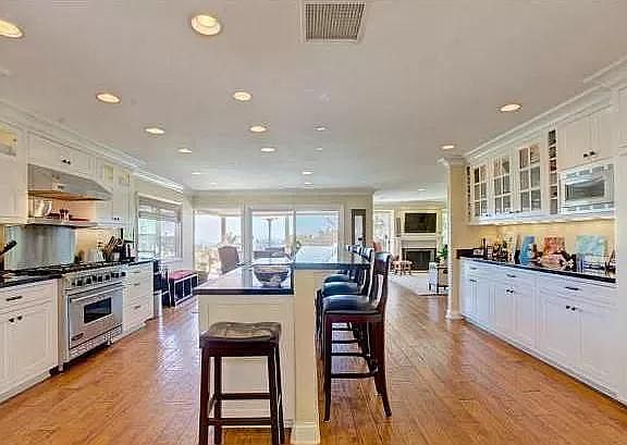 Kitchen - Open concept - dining and living room just past