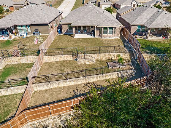 2nd image of 300 Balcones Dr