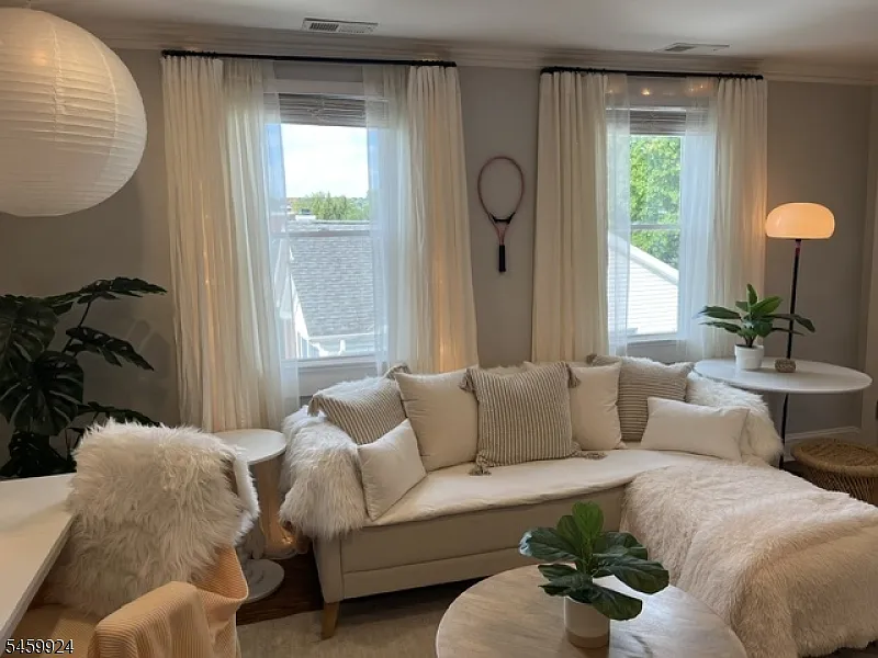 1 bed, 1.0 bath, $2,200 — Photo 2