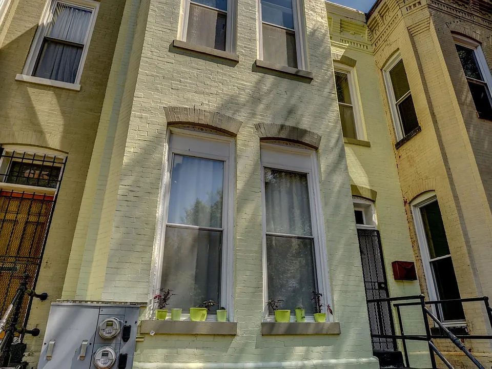 P St NW