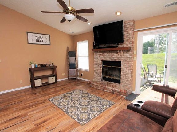 3rd image of 412 Blakely Dr