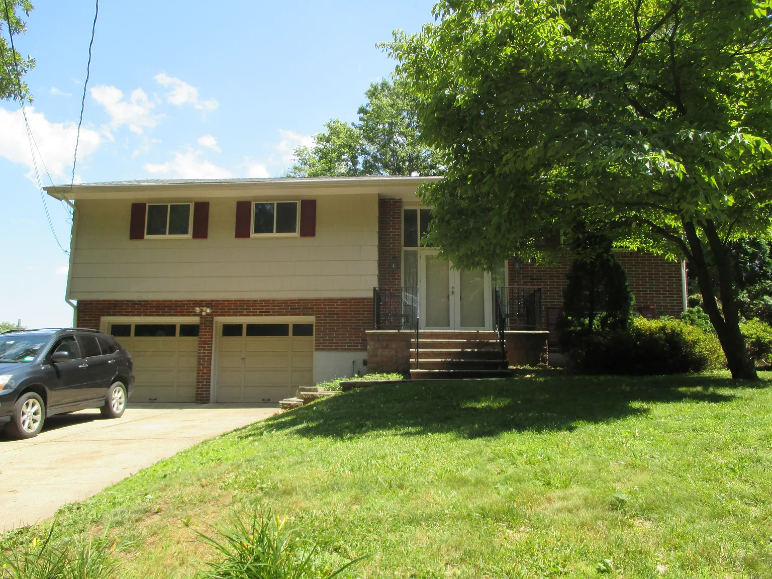 219 Green Ln photo 1