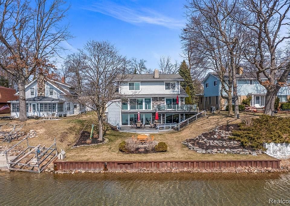 4811 Motorway Dr, Waterford, MI 48328 Zillow