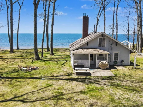 2013 N Scenic Dr, Muskegon, MI 49445