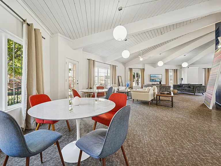 The Warwick — Photo 15