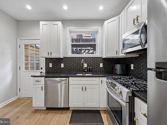 5th image of 531 Queen St
