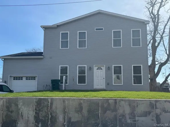 126 Trafalgar Dr, Shirley, NY 11967