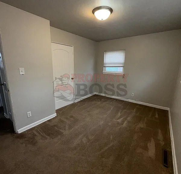 816 E 35th Ct — Photo 4