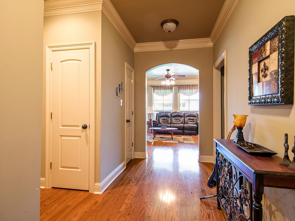 1st image of 102 Shadowbrook Ln