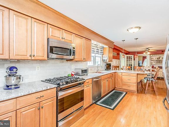3rd image of 9604 Labrador Ln