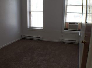 214 W 1st St #A, Dubuque, IA 52001