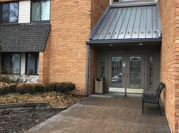 950 E Rue De La Banque St #102, Saint Louis, MO 63141