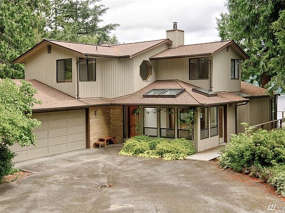 2nd image of 4035 NE Luxury Ln
