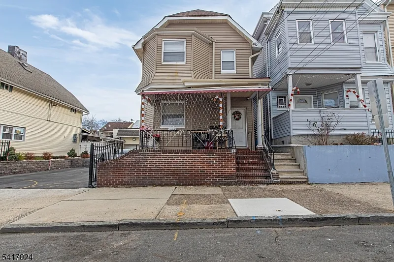 1029 E 19Th St photo 1