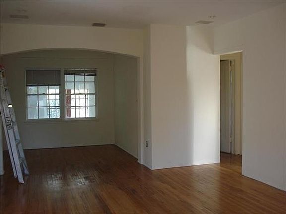 2nd image of 10 Farrey Ln