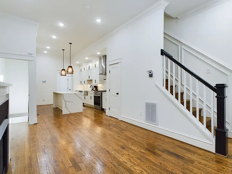 2515 E Franklin St — Photo 4