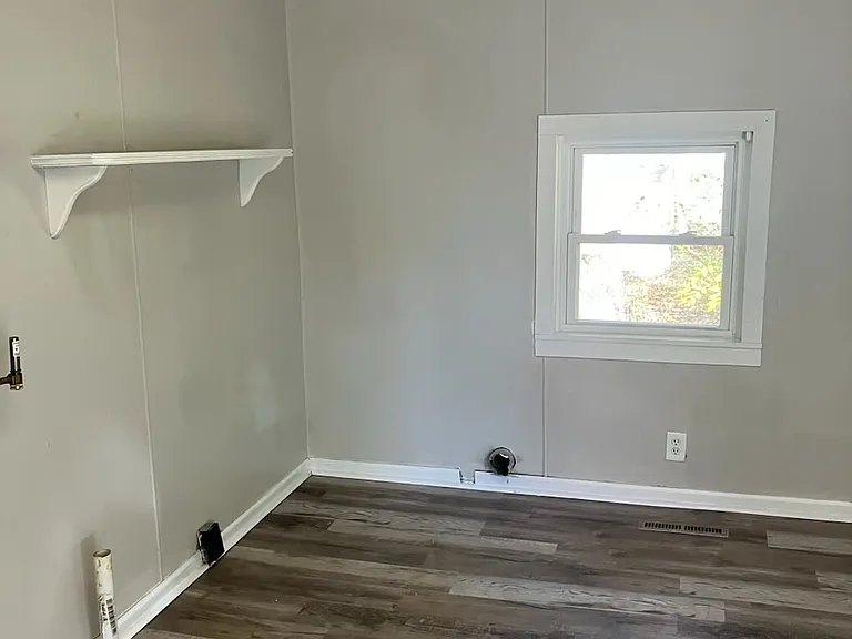 1323 Fraser St — Photo 3