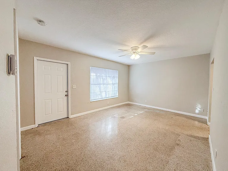 1210 SW 26th St #4 — Photo 3