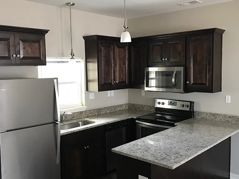 892 S Creekside Dr — Photo 3