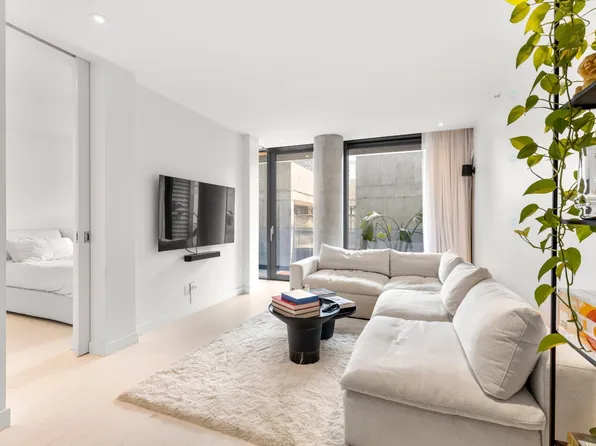 242 Rue Young #705, Montreal, QC H3C 0R7