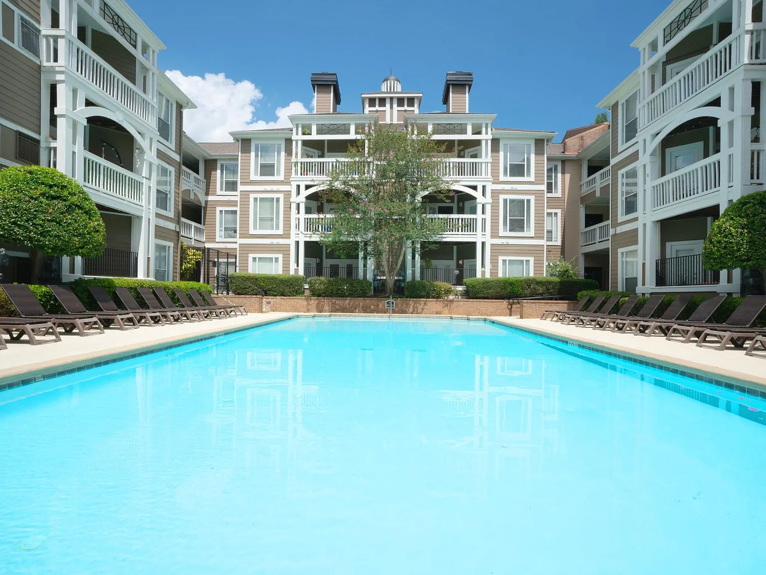 Charleston Court — Photo 2