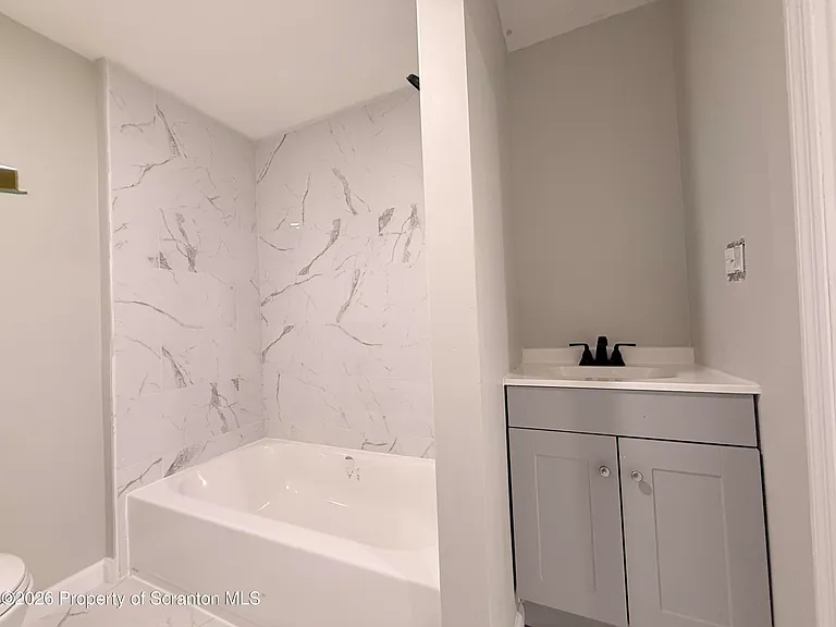 129-131 S Bromley Ave #FRONT — Photo 16