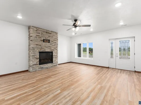 963 Thomas Dr, Centerville, SD 57014