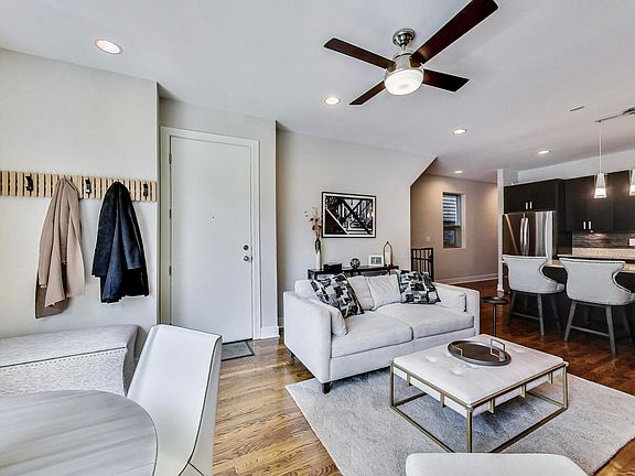 5th image of 833 N Marshfield Ave APT 1