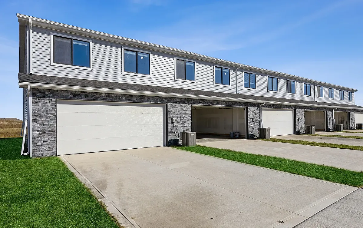 3 bed, 2.5 bath, 1575 sqft, $1,895 — Photo 2