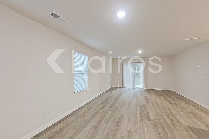 5 bed, 3.0 bath, 2361 sqft, $2,445 — Photo 2