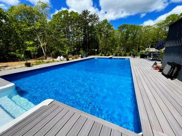 https://photos.zillowstatic.com/fp/0f8bb2468725ca5a1080aedfe185cb8d-p_e.webp
