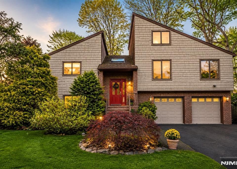 1st image of 4 Lesa Ln