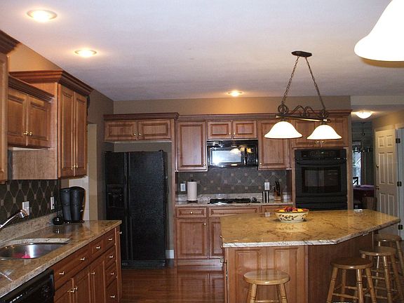 Upgraded cabinets and double oven