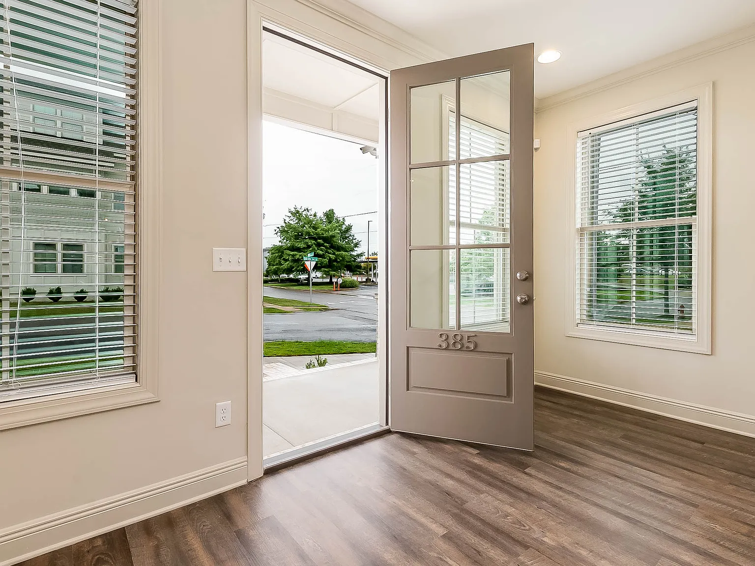 3 bed, 3.5 bath, 1661 sqft, $2,400 — Photo 2