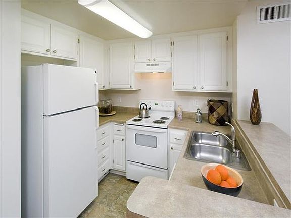 Fully equipped kitchen with breakfast bar