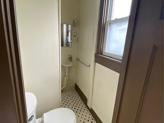 4th image of 333 Humboldt Pkwy #C