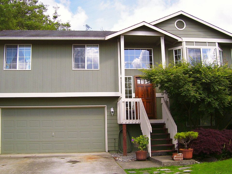 Lovely Split Level on Large Lot