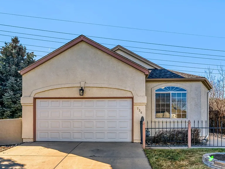 736 Club Cir — Photo 1