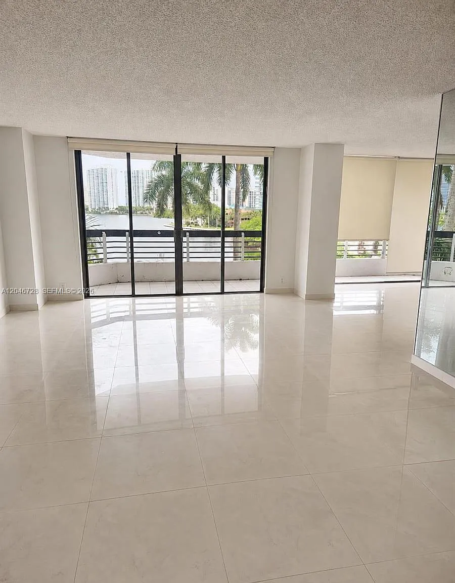 Mystic Pointe Tower 500 C — Photo 3