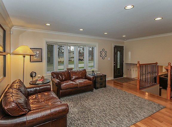 4th image of 300 Crestwood Dr