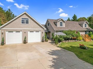18489 Tipsico Lake Rd, Fenton, MI 48430