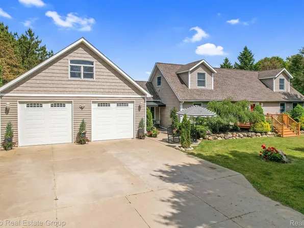 18489 Tipsico Lake Rd, Fenton, MI 48430