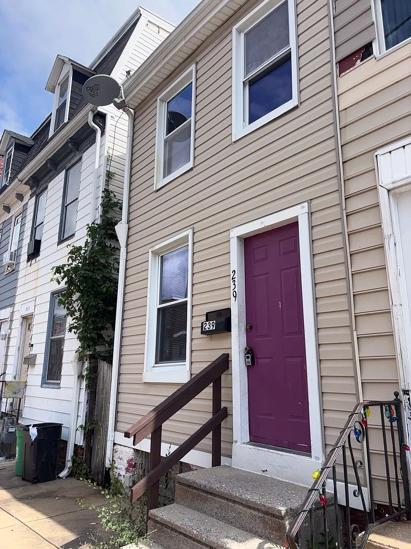 2 Bedroom House, Yard, Off-Street Parking-York City SD — Photo 1