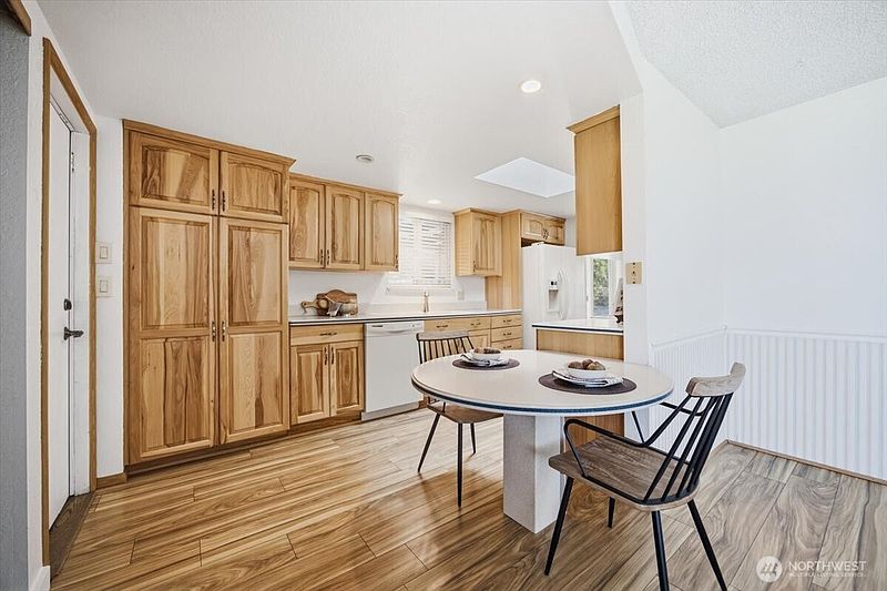 5th image of 5915 W Victoria Ave
